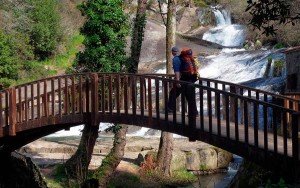 Puente de madera atravesando un río caudaloso.